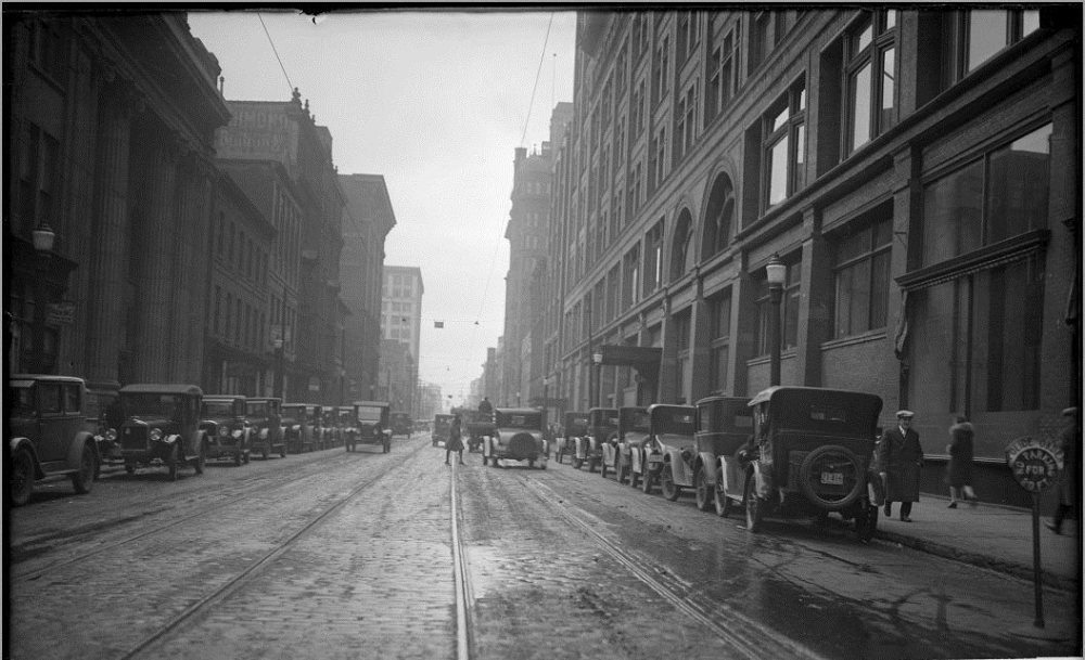Here we see the buildings fleshed out. Richmond St, looking west from Yonge, in 1927.